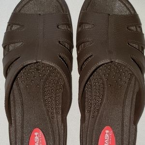 NWOT Women's Oakbashi Sandals